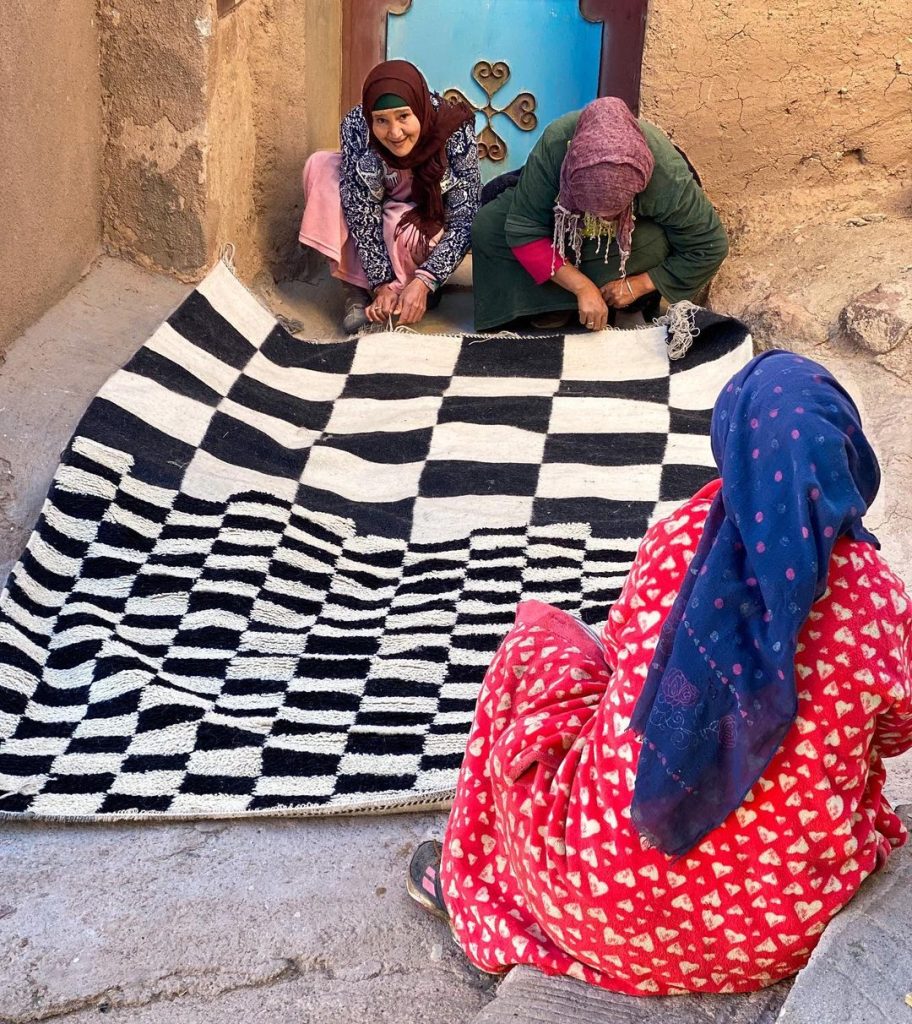 Moroccan berber checkered 912x1024 Moroccan Rug Weaving Process.