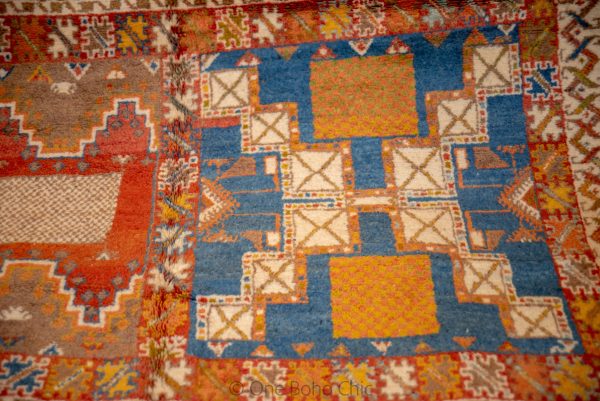 Vintage 80s Moroccan Rug , CHIC Handmade Moroccan Berber Rug, Handwoven Wool Rug, Tribal Bohemian Area Rug with distressed Moroccan pattern
