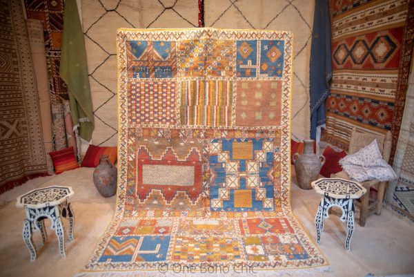 Vintage 80s Moroccan Rug , CHIC Handmade Moroccan Berber Rug, Handwoven Wool Rug, Tribal Bohemian Area Rug with distressed Moroccan pattern