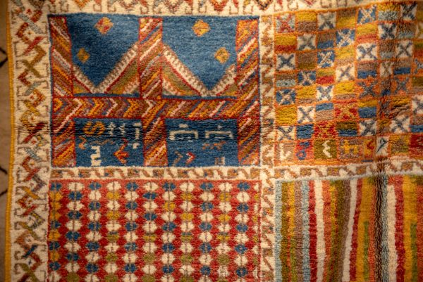 Vintage 80s Moroccan Rug , CHIC Handmade Moroccan Berber Rug, Handwoven Wool Rug, Tribal Bohemian Area Rug with distressed Moroccan pattern