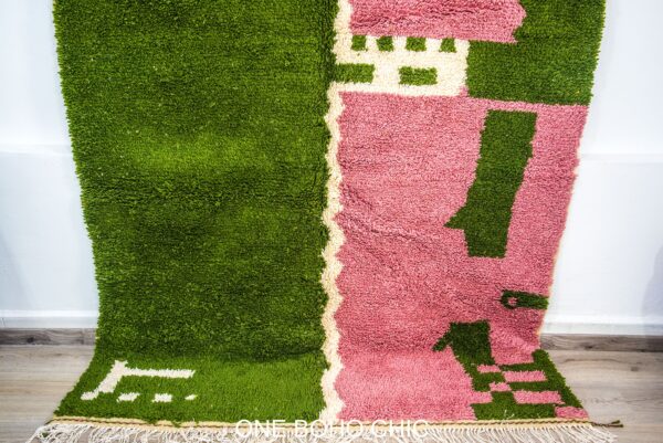 green berber rug with a beautiful Pink touch