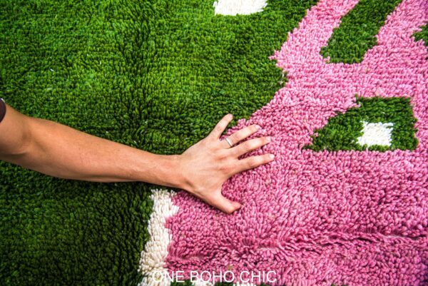 green berber rug with a beautiful Pink touch