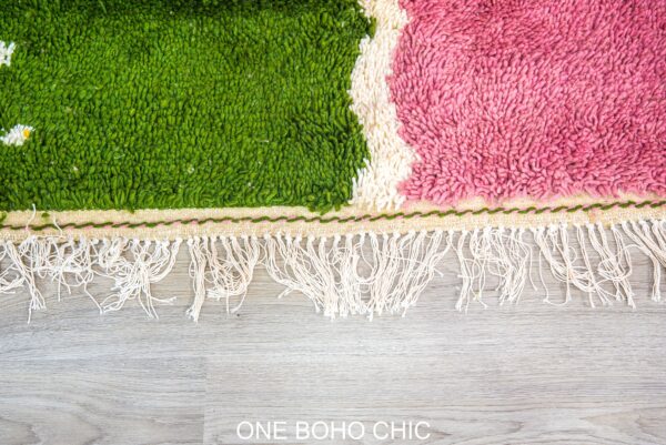green berber rug with a beautiful Pink touch