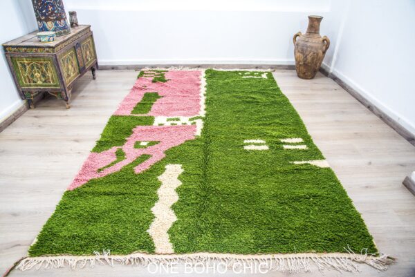 green berber rug with a beautiful Pink touch