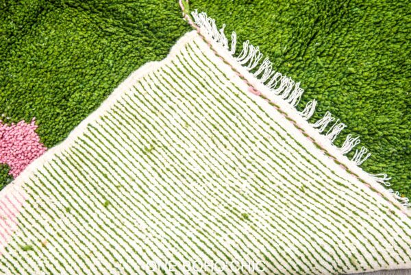 green berber rug with a beautiful Pink touch