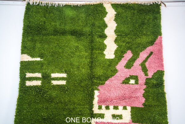 green berber rug with a beautiful Pink touch